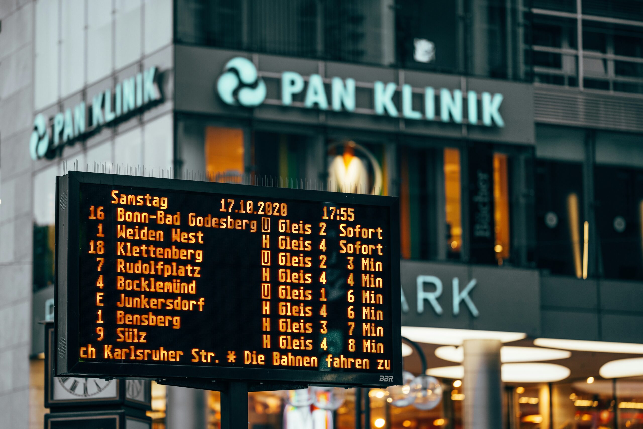 Comparison chart showing different baggage insurance providers' offerings