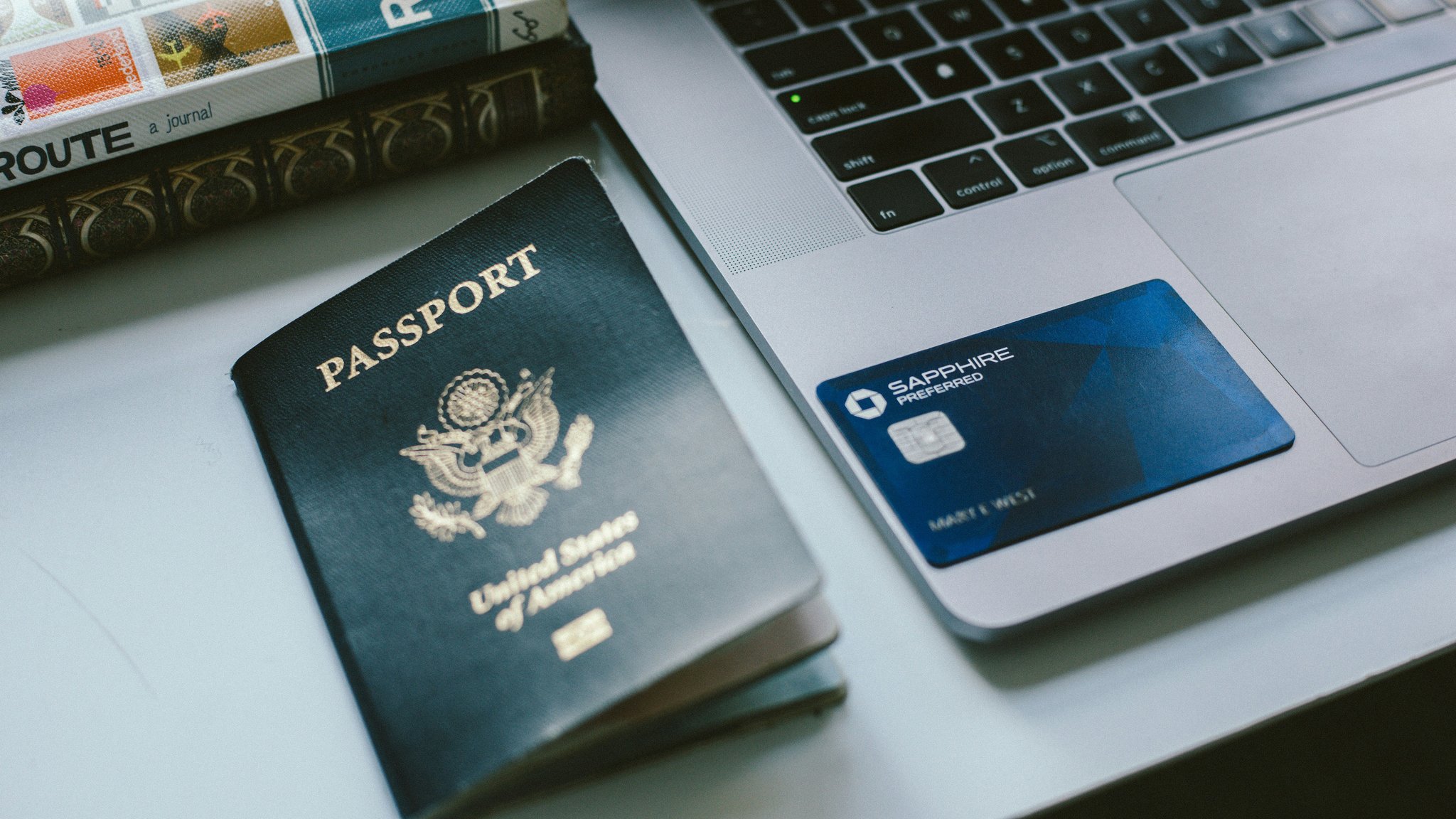 Comparison table of baggage insurance benefits offered by different co-branded credit cards