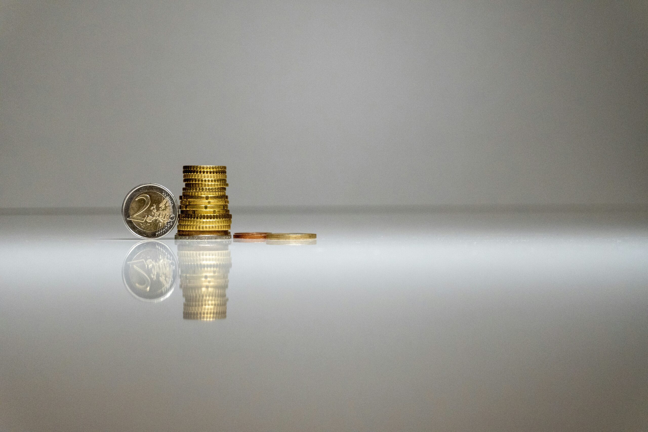 Comparison table outlining effective versus ineffective baggage insurance tactics