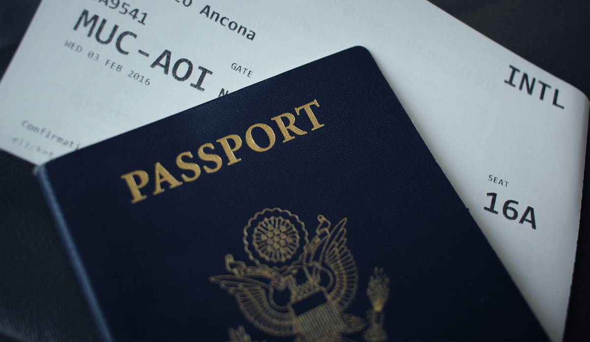 Infographic showing 26% of travelers experience issues with checked bags annually.