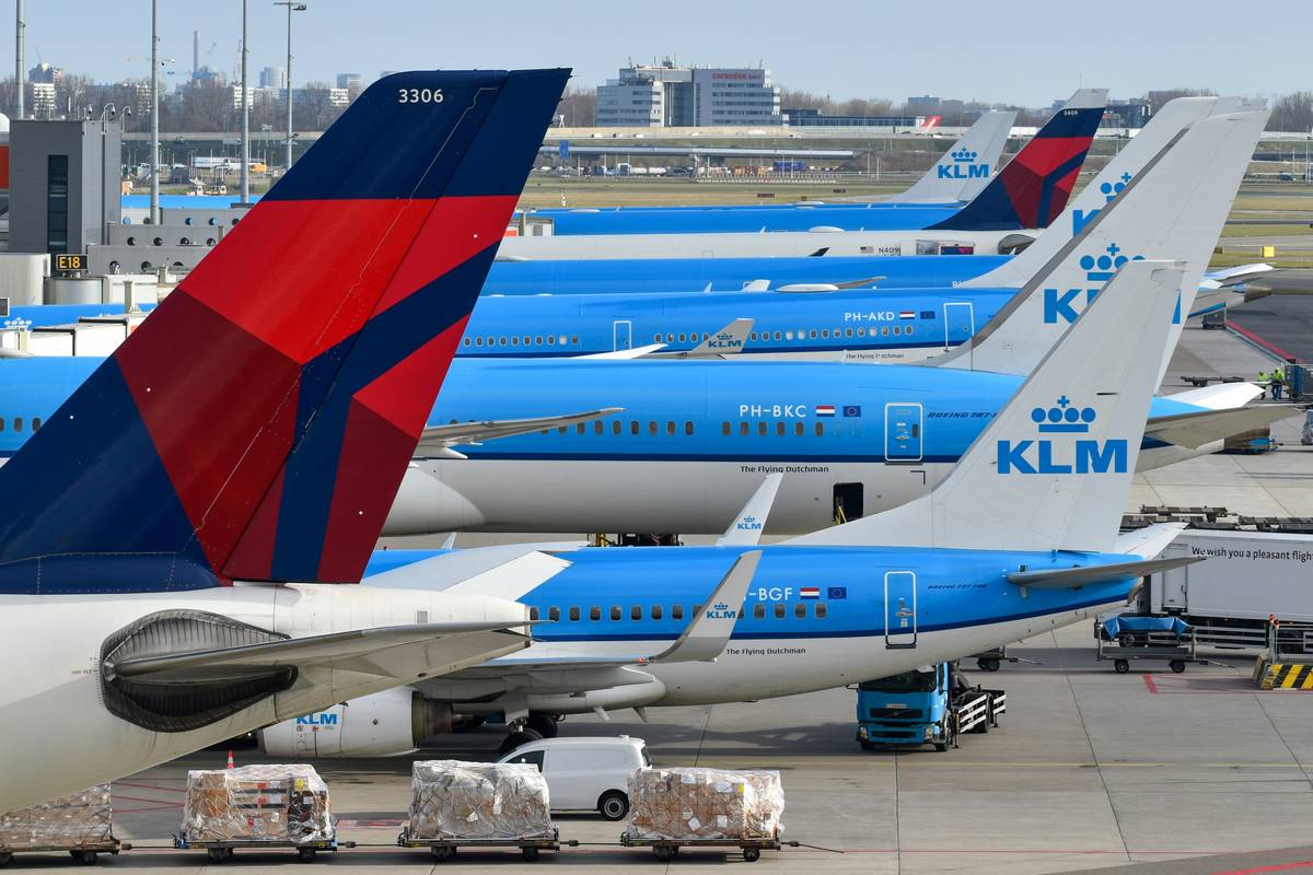 Side-by-side comparison chart showing different baggage insurance options