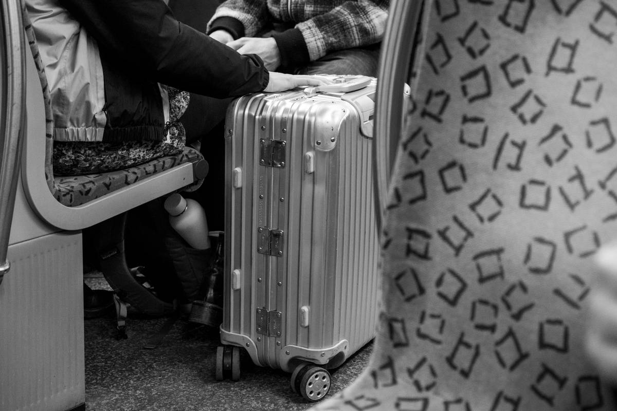 Comparison chart showing packing strategies for minimizing baggage risks