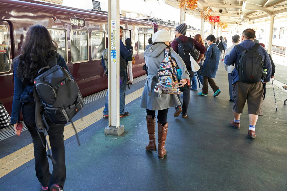 Infographic showing global statistics on delayed luggage rates